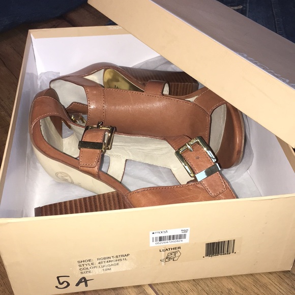 MICHAEL Michael Kors T-Strap - Picture 3 of 8